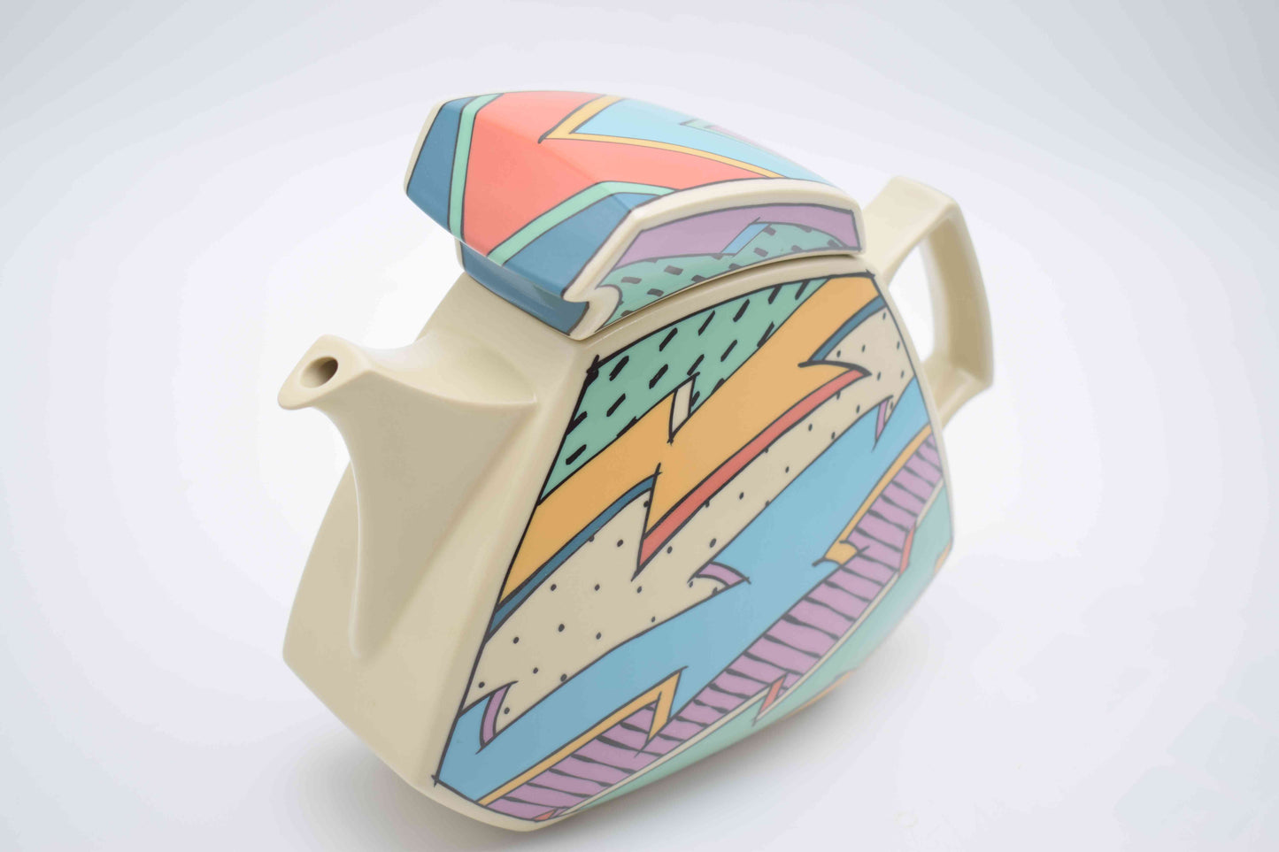 memphis style, graffiti 1980s, rosenthal ceramics, rosenthal porcelain, vintage plates, flash one rosenthal, museum piece, 1980s design, vintage ikea, vintage kitchenware, Villeroy Boch, design kitchenware