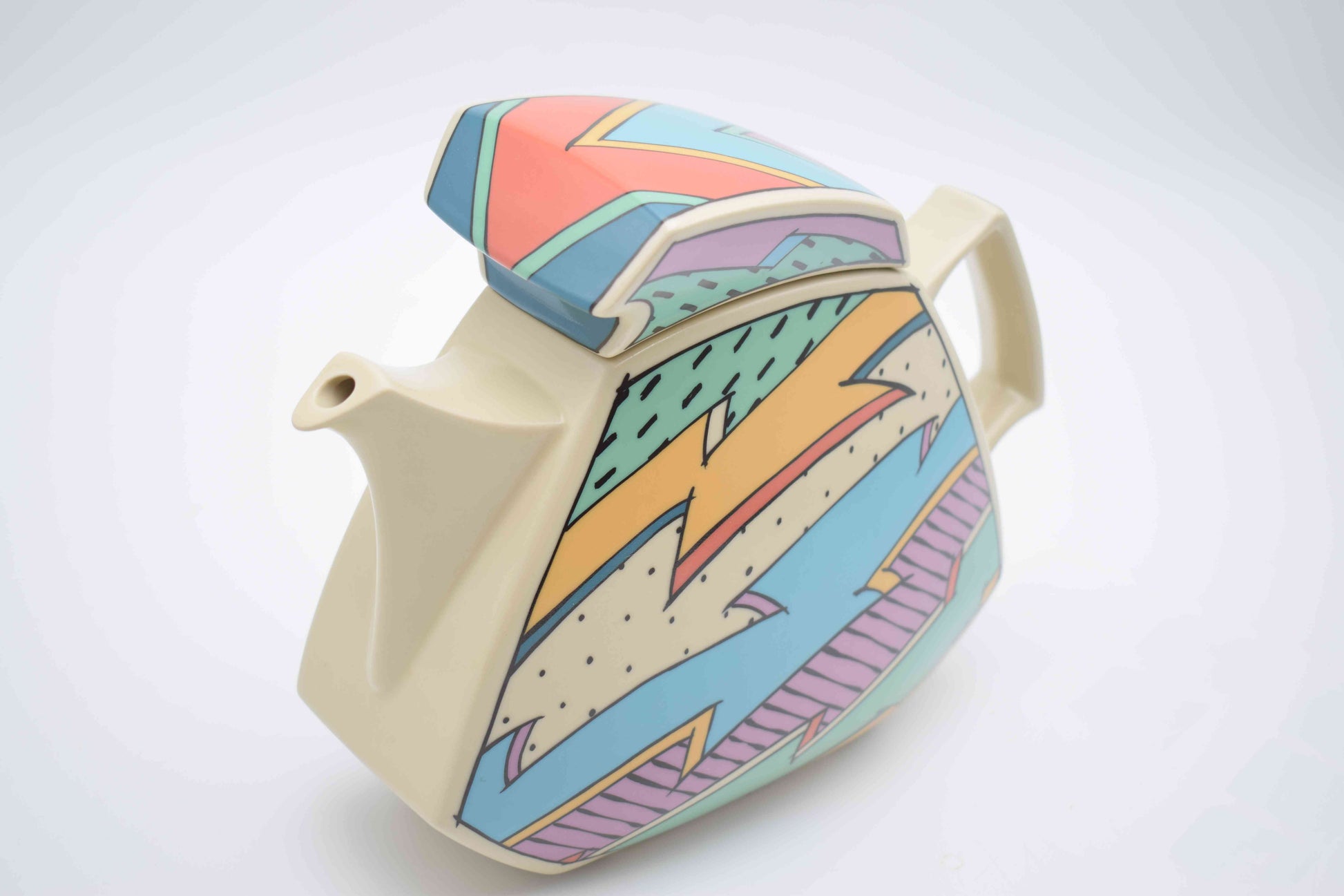 memphis style, graffiti 1980s, rosenthal ceramics, rosenthal porcelain, vintage plates, flash one rosenthal, museum piece, 1980s design, vintage ikea, vintage kitchenware, Villeroy Boch, design kitchenware