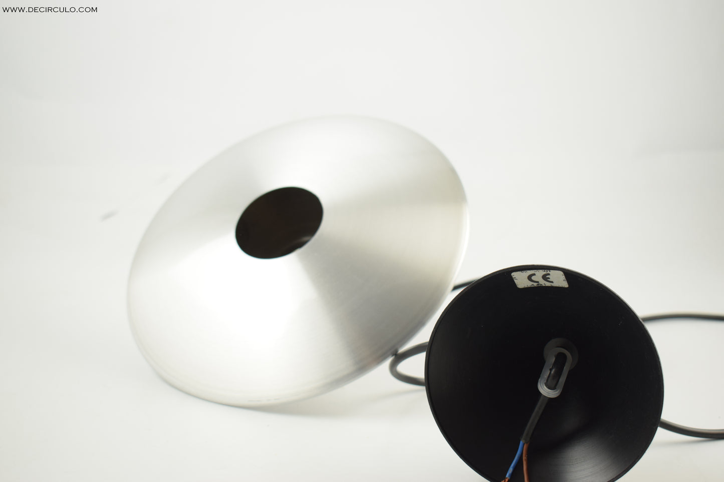 Lámpara colgante de aluminio con forma de ovni de la empresa de diseño holandesa Hala.