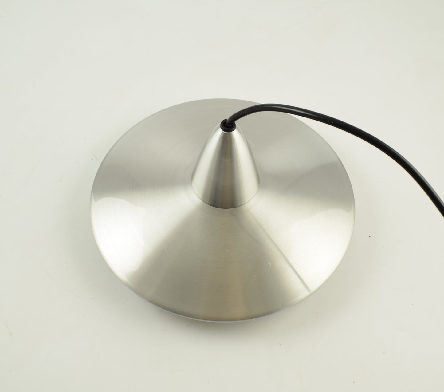 Lámpara colgante de aluminio con forma de ovni de la empresa de diseño holandesa Hala.