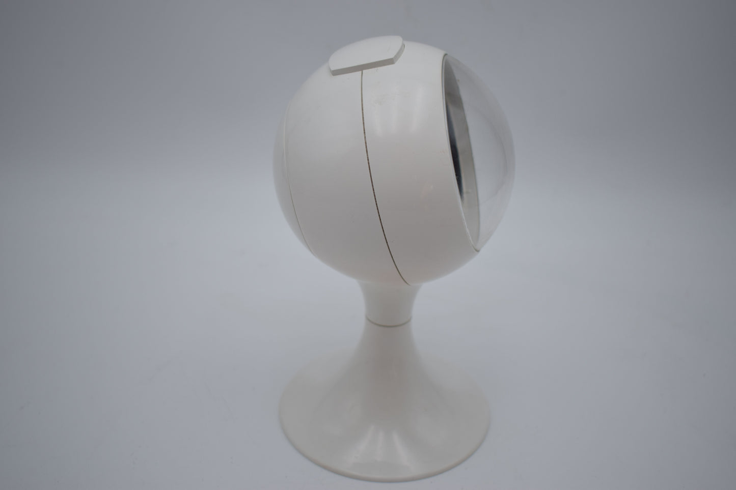 blessing alarm clock, junghans rhythm, verner panton, colombo kartell, pedestal tulip, bedroom white, scandinavian design, space age, atomic age, james bond, startrek, space invaders, star wars robot