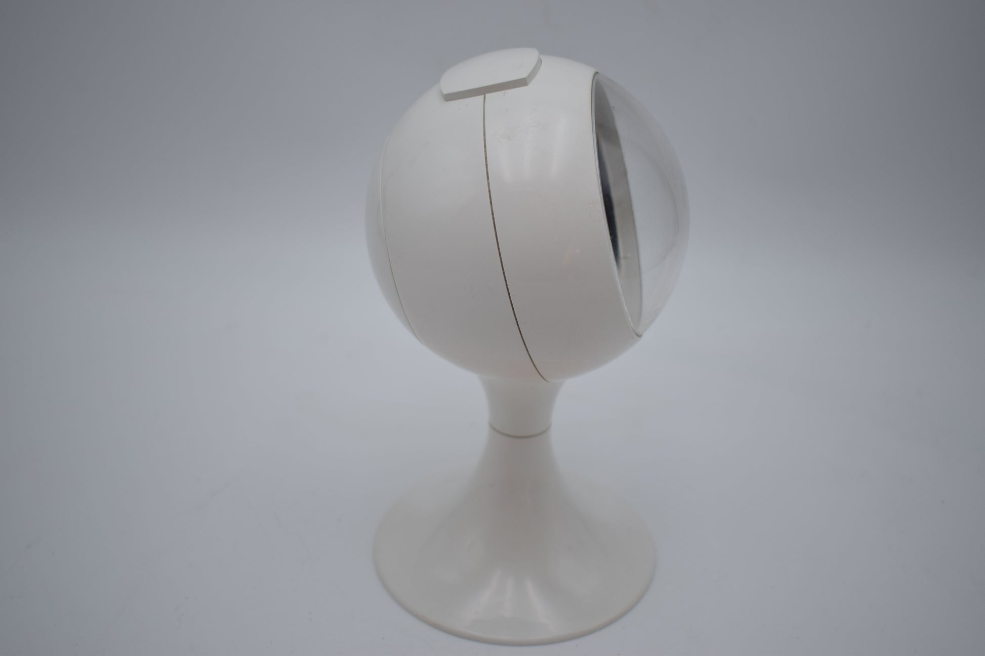 blessing alarm clock, junghans rhythm, verner panton, colombo kartell, pedestal tulip, bedroom white, scandinavian design, space age, atomic age, james bond, startrek, space invaders, star wars robot