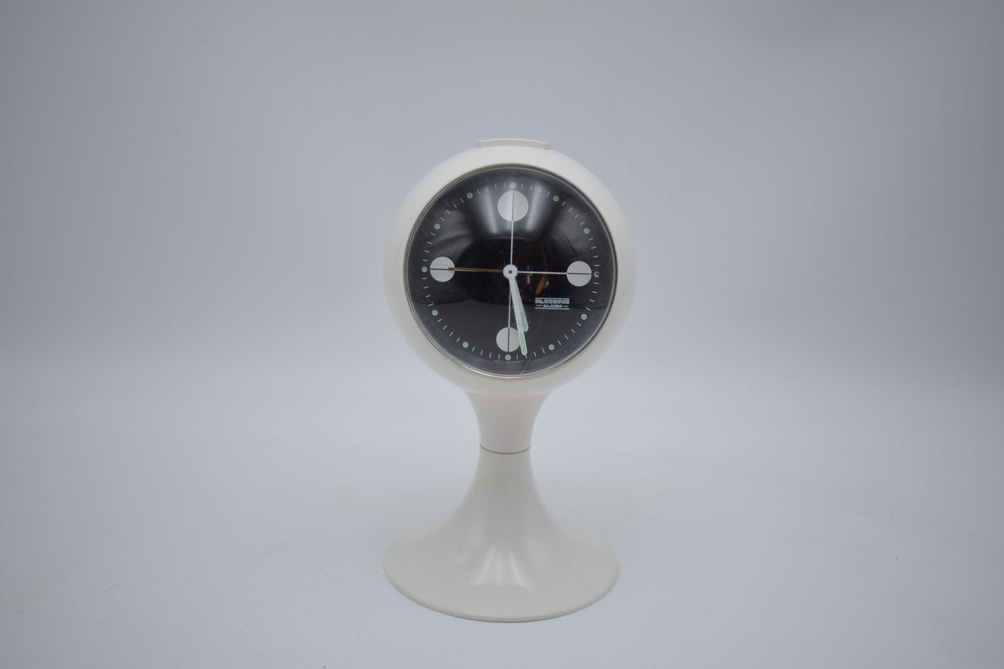 blessing alarm clock, junghans rhythm, verner panton, colombo kartell, pedestal tulip, bedroom white, scandinavian design, space age, atomic age, james bond, startrek, space invaders, star wars robot