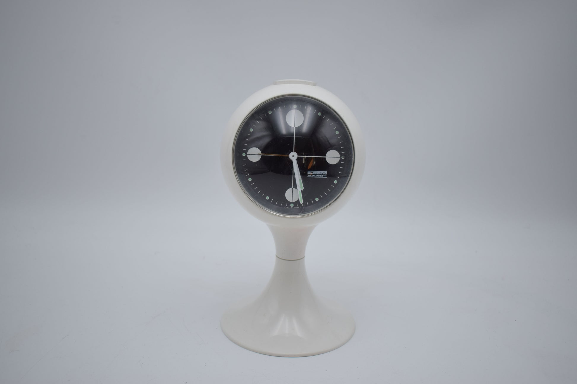blessing alarm clock, junghans rhythm, verner panton, colombo kartell, pedestal tulip, bedroom white, scandinavian design, space age, atomic age, james bond, startrek, space invaders, star wars robot