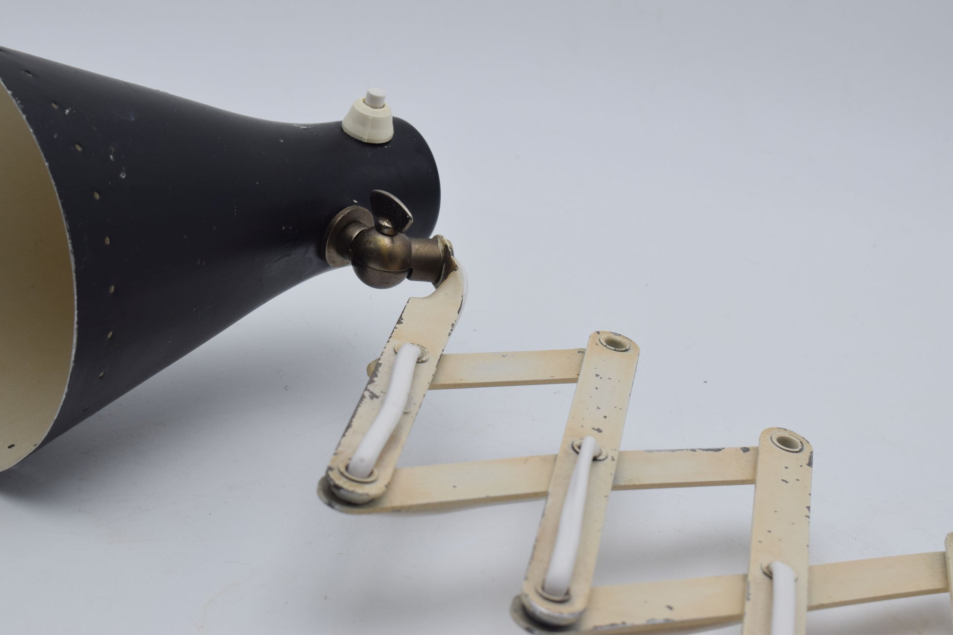 anvia dutch design, hala raak herda, industrial lamp, harmonica lamp, scissors lamp, zigzag wall lamp, green wall light, midcentury modern, office sconce, green sconces, bertoia miller eames, kalff rietveld, hoogervorst anvia