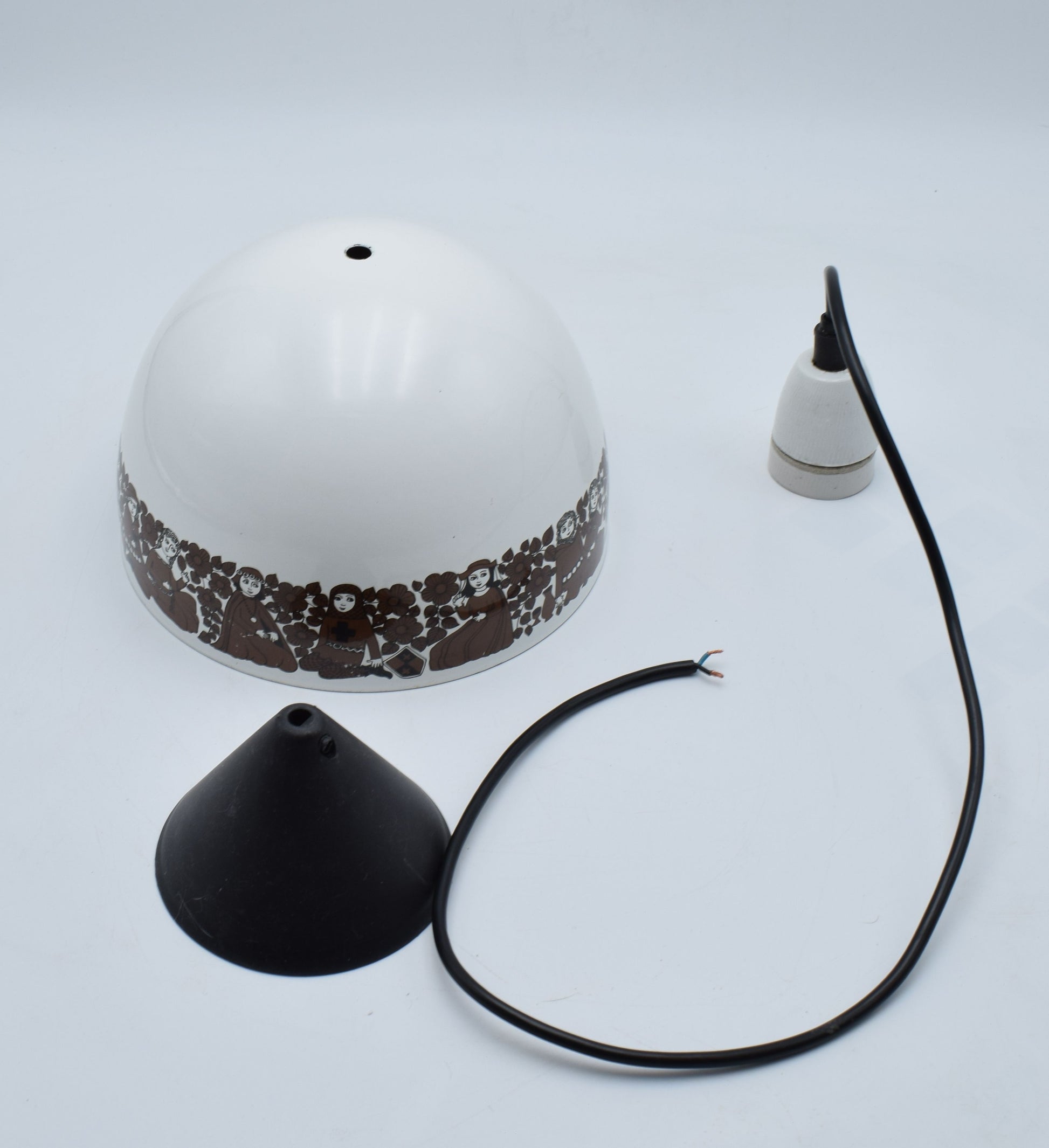 fog morup, enamel lamp, pendant light, franck arabia, louis poulsen, industrial lamp, verner panton, lyfa lyskaer, hala raak, holmegaard, jo Hammerborg, kitchen lamp, folklore celtic