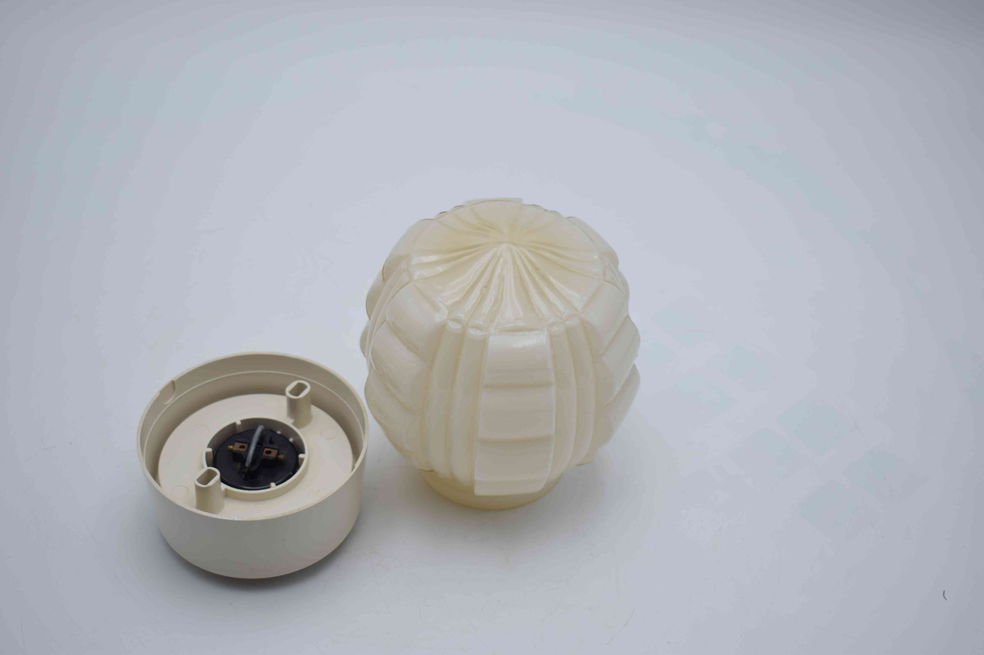 thabur lamp, art deco nouveau, french deco lamp, René Lalique, Le Corbusier, Chrysler new york, bauhaus, toilet light, toilet lamp, hallway lamp, ceiling lamp, bathroom lamp, leerdam glass