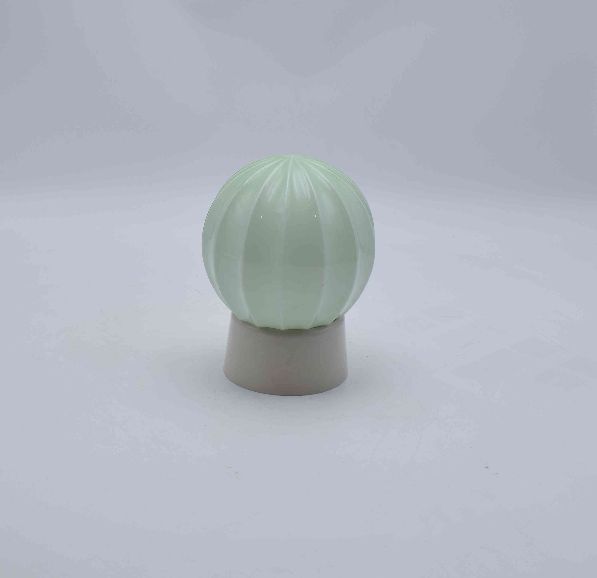 thabur lamp, art deco nouveau, french deco lamp, dutch glass, René Lalique, Le Corbusier, Jean Dunand, Sonia Delaunay, Chrysler new york, bauhaus, toilet light, titanic lamp, tiffany lamp