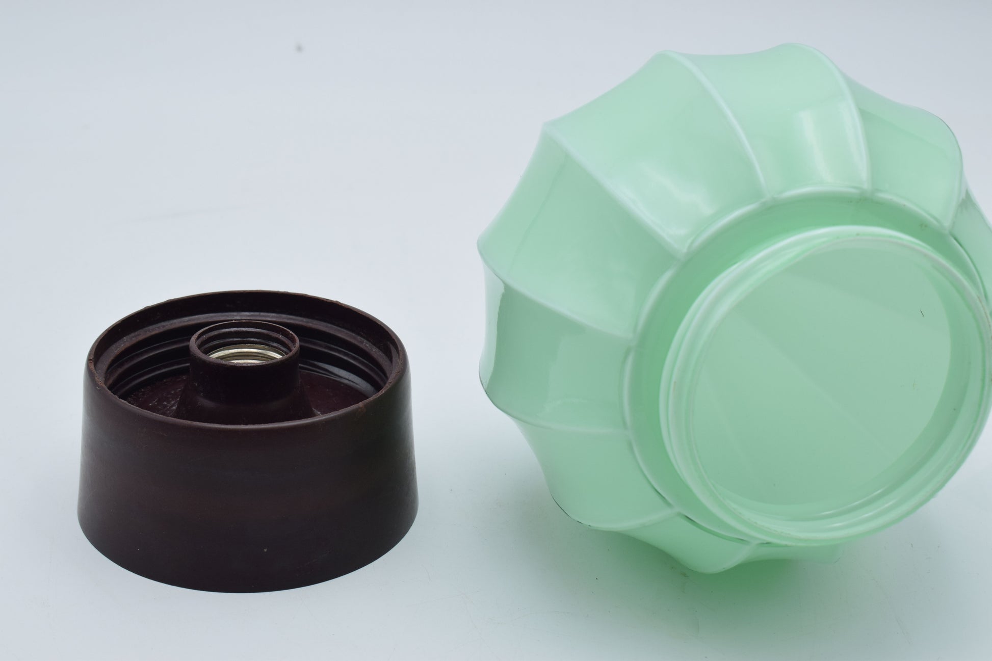 thabur lamp, art deco nouveau, french deco lamp, René Lalique, Jean Dunand, Sonia Delaunay, Chrysler new york, bauhaus, toilet light, titanic lamp, tiffany lamp, bathroom lamp, vintage ceiling lamp