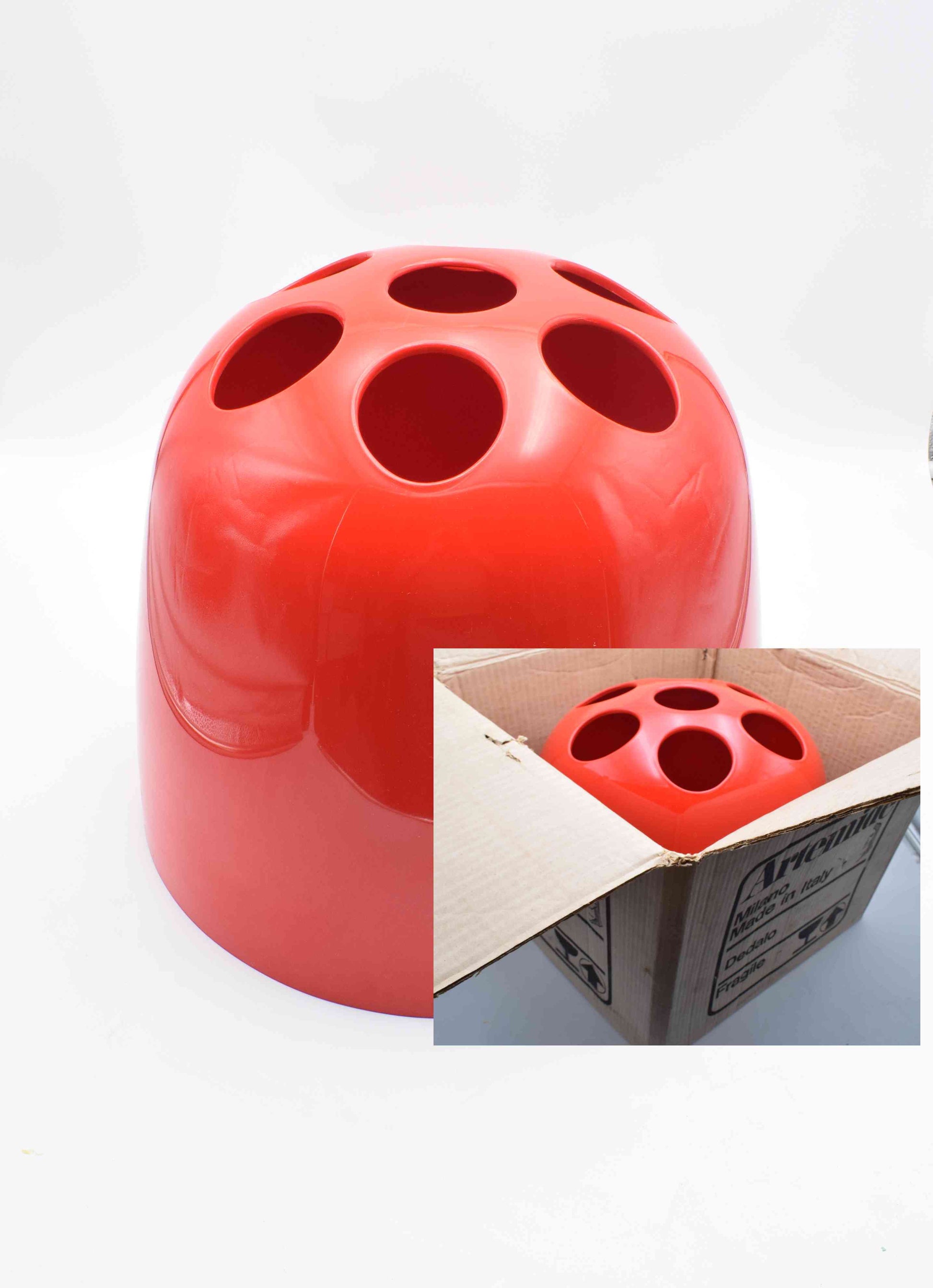 artemide, gismondi, italian design, kartell, colombo, retro, panton, space age, hall, eames, Black, james bond, decirculo