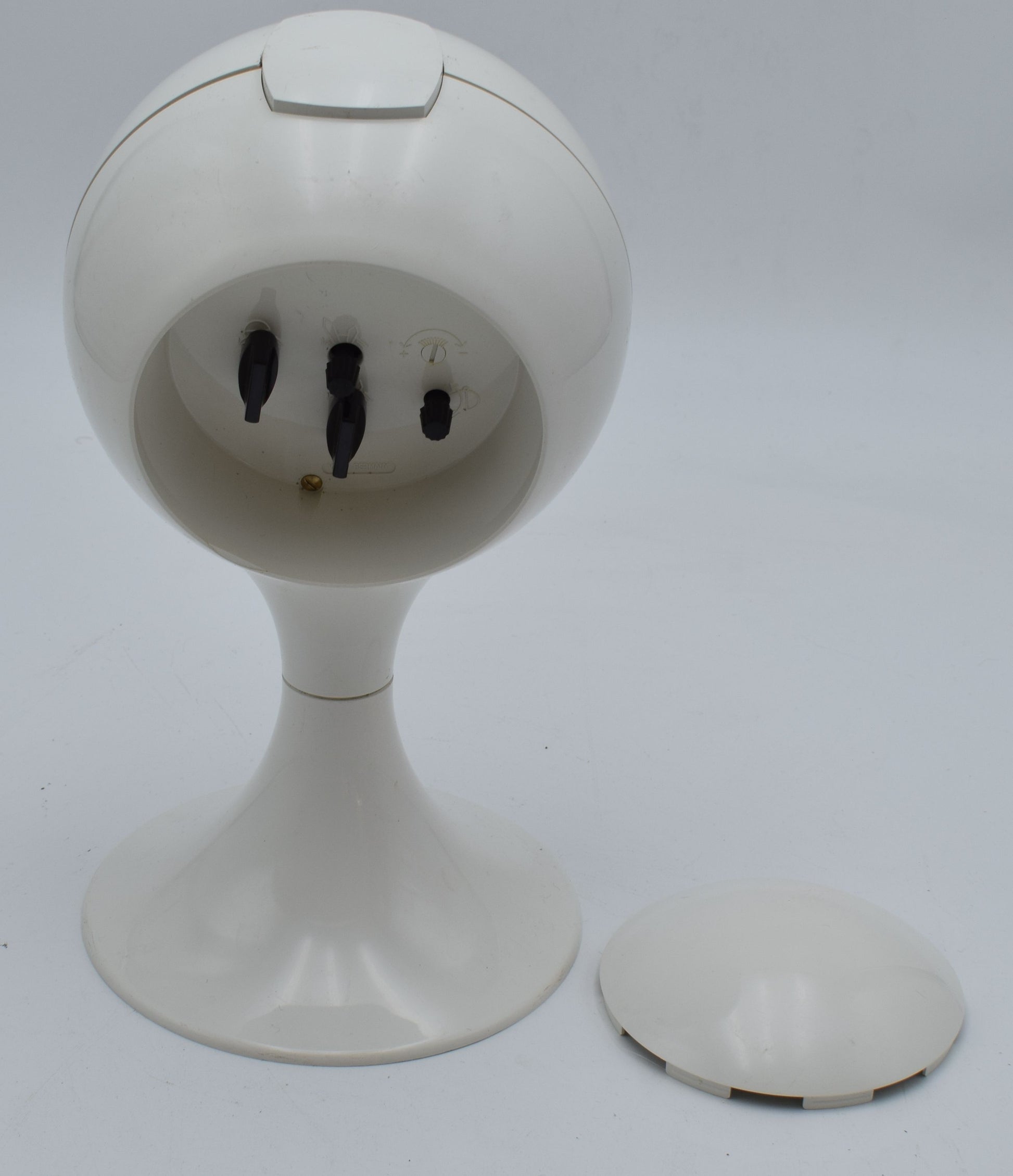 blessing alarm clock, junghans rhythm, verner panton, colombo kartell, pedestal tulip, bedroom white, scandinavian design, space age, atomic age, james bond, startrek, space invaders, star wars robot