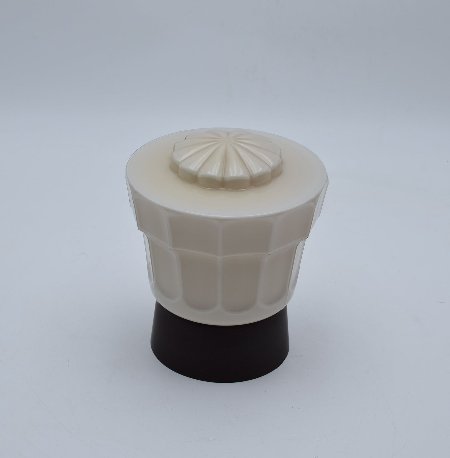 thabur lamp, art deco nouveau, french deco lamp, dutch glass, René Lalique, Le Corbusier, Jean Dunand, Sonia Delaunay, Chrysler new york, bauhaus, toilet light, The Great Gatsby