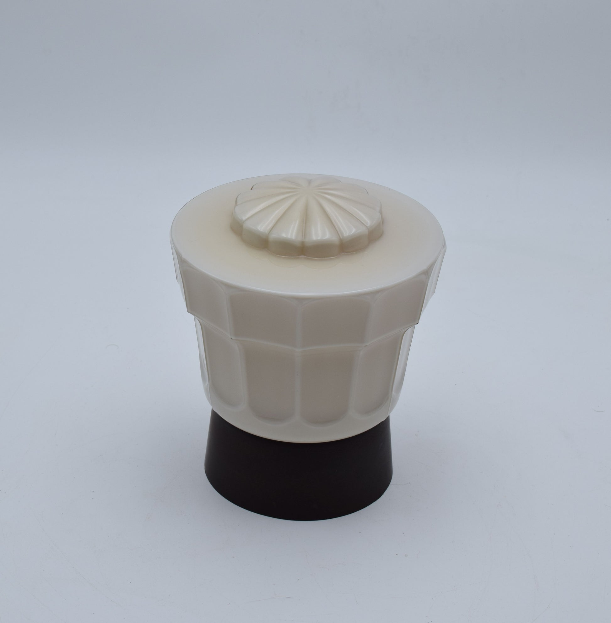thabur lamp, art deco nouveau, french deco lamp, dutch glass, René Lalique, Le Corbusier, Jean Dunand, Sonia Delaunay, Chrysler new york, bauhaus, toilet light, The Great Gatsby
