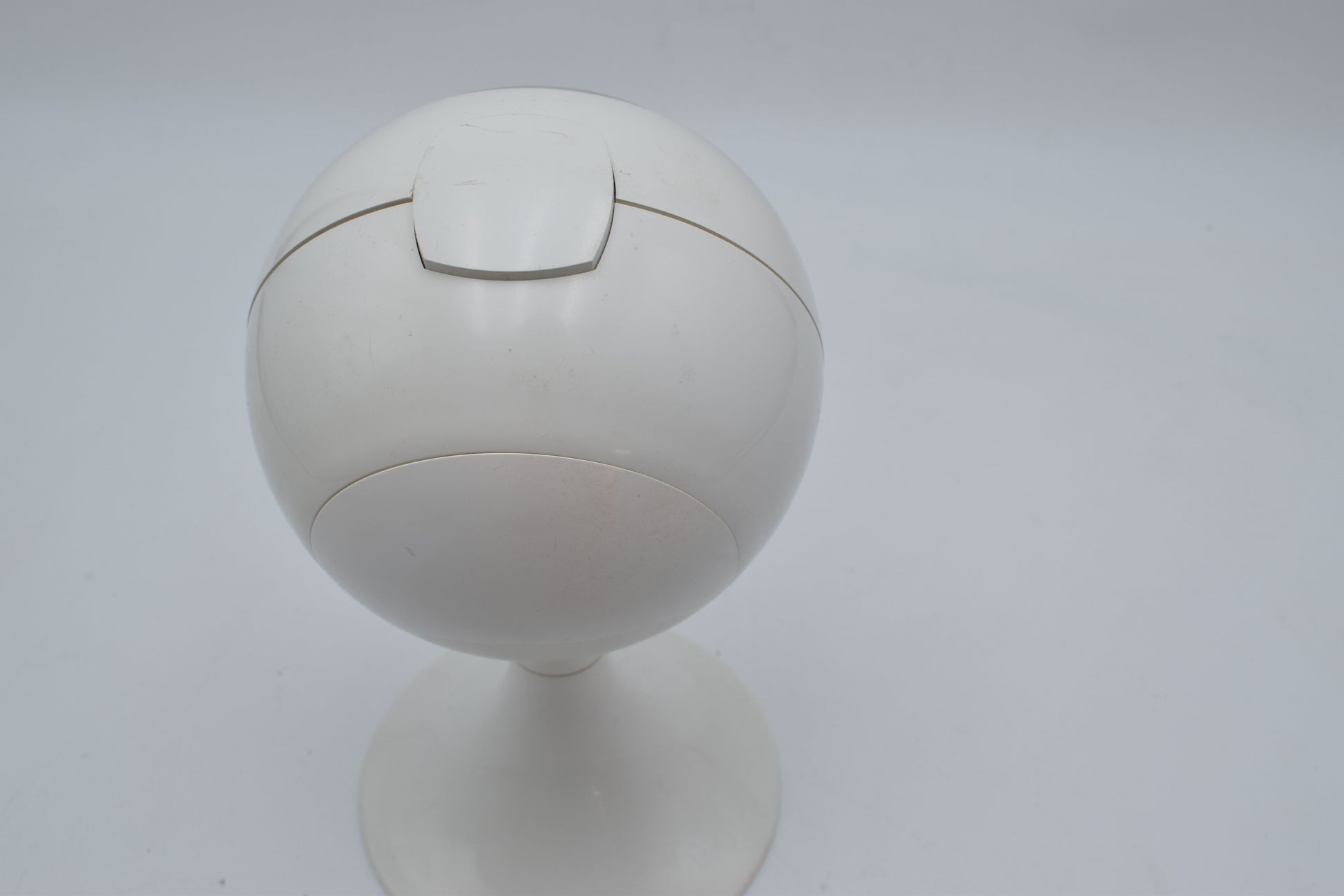 blessing alarm clock, junghans rhythm, verner panton, colombo kartell, pedestal tulip, bedroom white, scandinavian design, space age, atomic age, james bond, startrek, space invaders, star wars robot