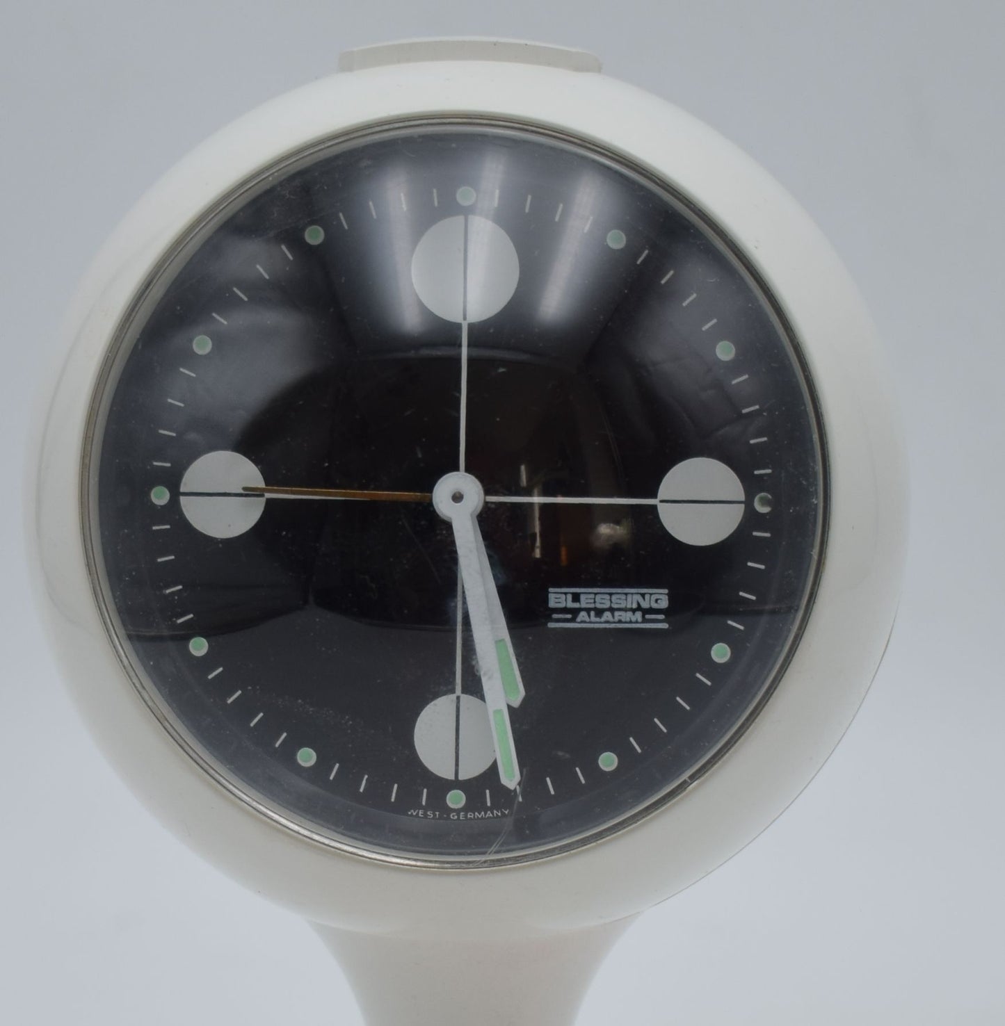 blessing alarm clock, junghans rhythm, verner panton, colombo kartell, pedestal tulip, bedroom white, scandinavian design, space age, atomic age, james bond, startrek, space invaders, star wars robot