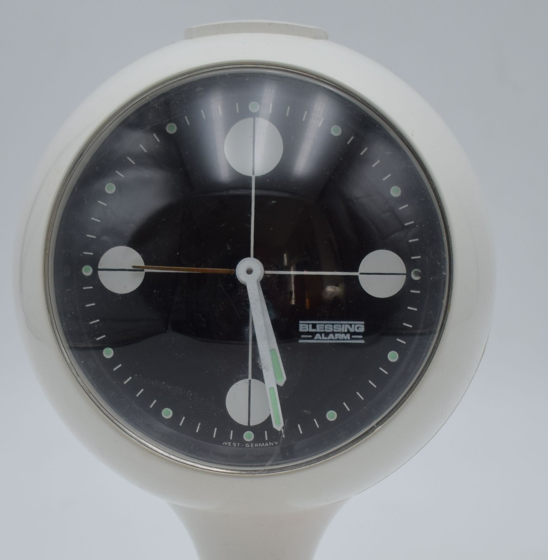 blessing alarm clock, junghans rhythm, verner panton, colombo kartell, pedestal tulip, bedroom white, scandinavian design, space age, atomic age, james bond, startrek, space invaders, star wars robot