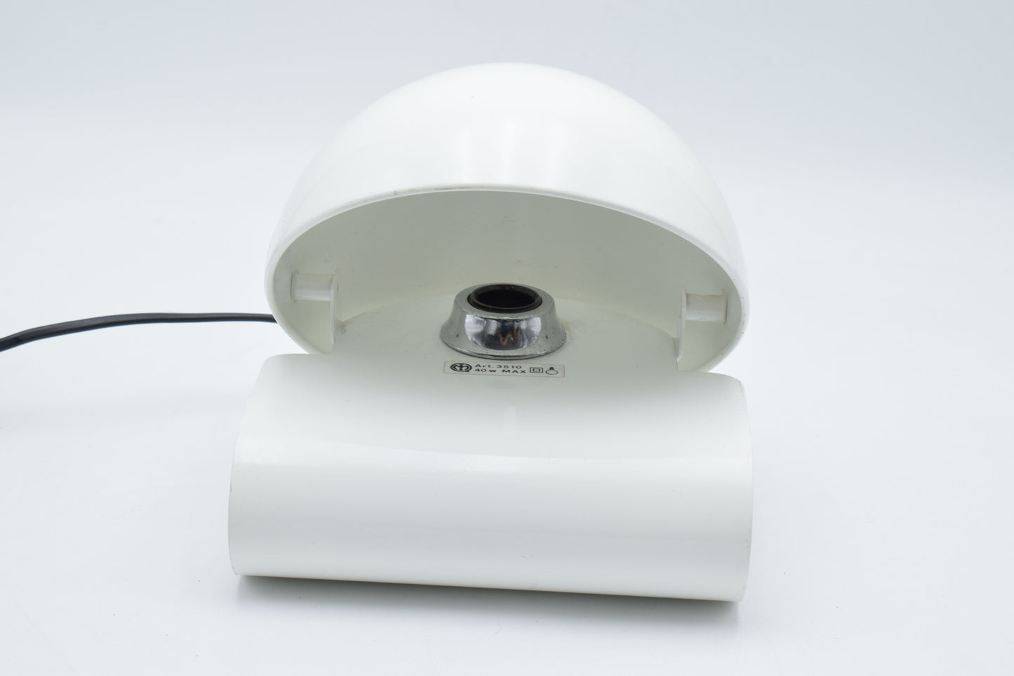 Vintage 1970s iGuzzini Bugia table lamp designed by Giuseppe Cormio, white painted metal with curved base and adjustable shade, classic Italian Space Age lighting