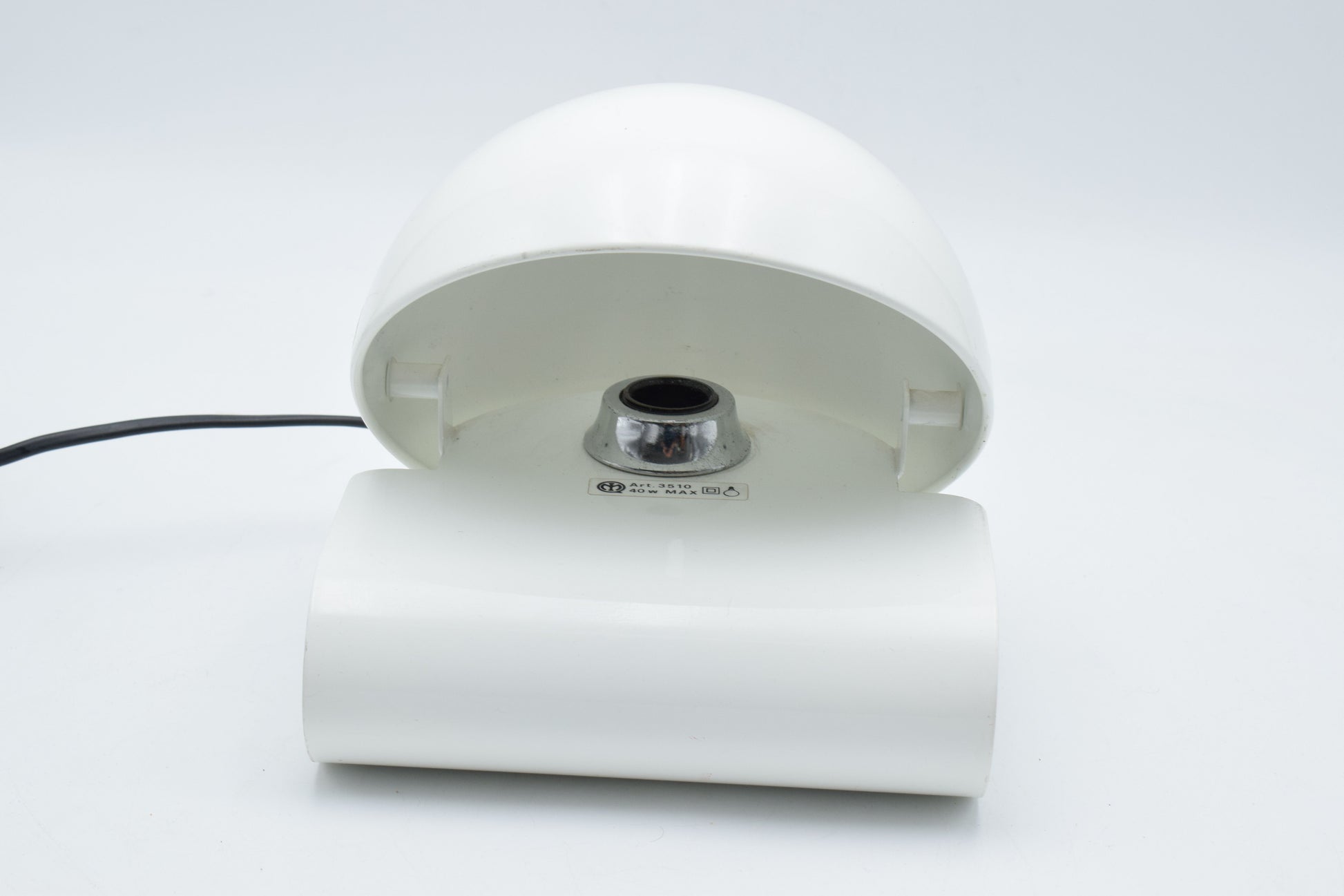 Vintage 1970s iGuzzini Bugia table lamp designed by Giuseppe Cormio, white painted metal with curved base and adjustable shade, classic Italian Space Age lighting