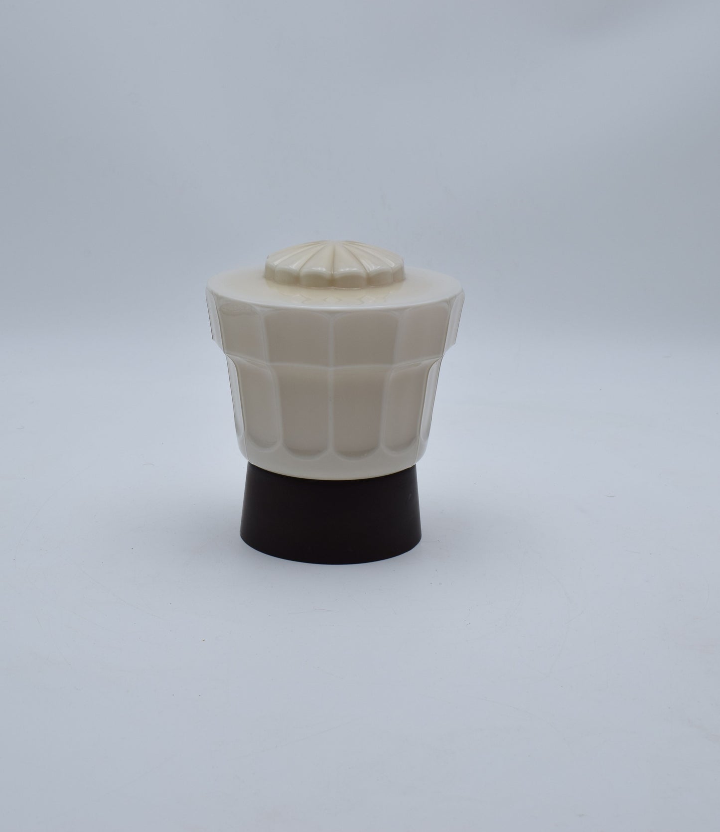 thabur lamp, art deco nouveau, french deco lamp, dutch glass, René Lalique, Le Corbusier, Jean Dunand, Sonia Delaunay, Chrysler new york, bauhaus, toilet light, The Great Gatsby