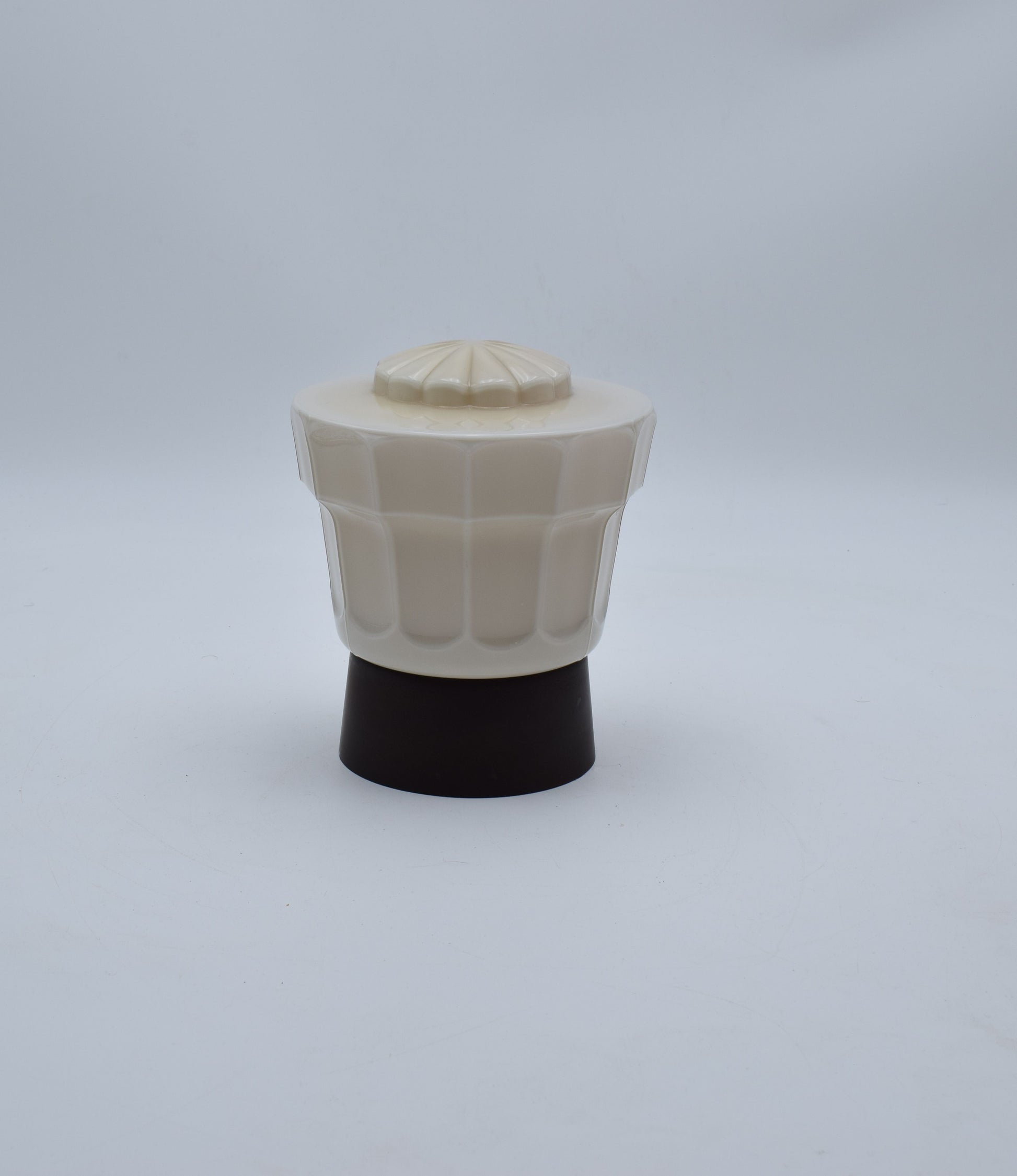 thabur lamp, art deco nouveau, french deco lamp, dutch glass, René Lalique, Le Corbusier, Jean Dunand, Sonia Delaunay, Chrysler new york, bauhaus, toilet light, The Great Gatsby