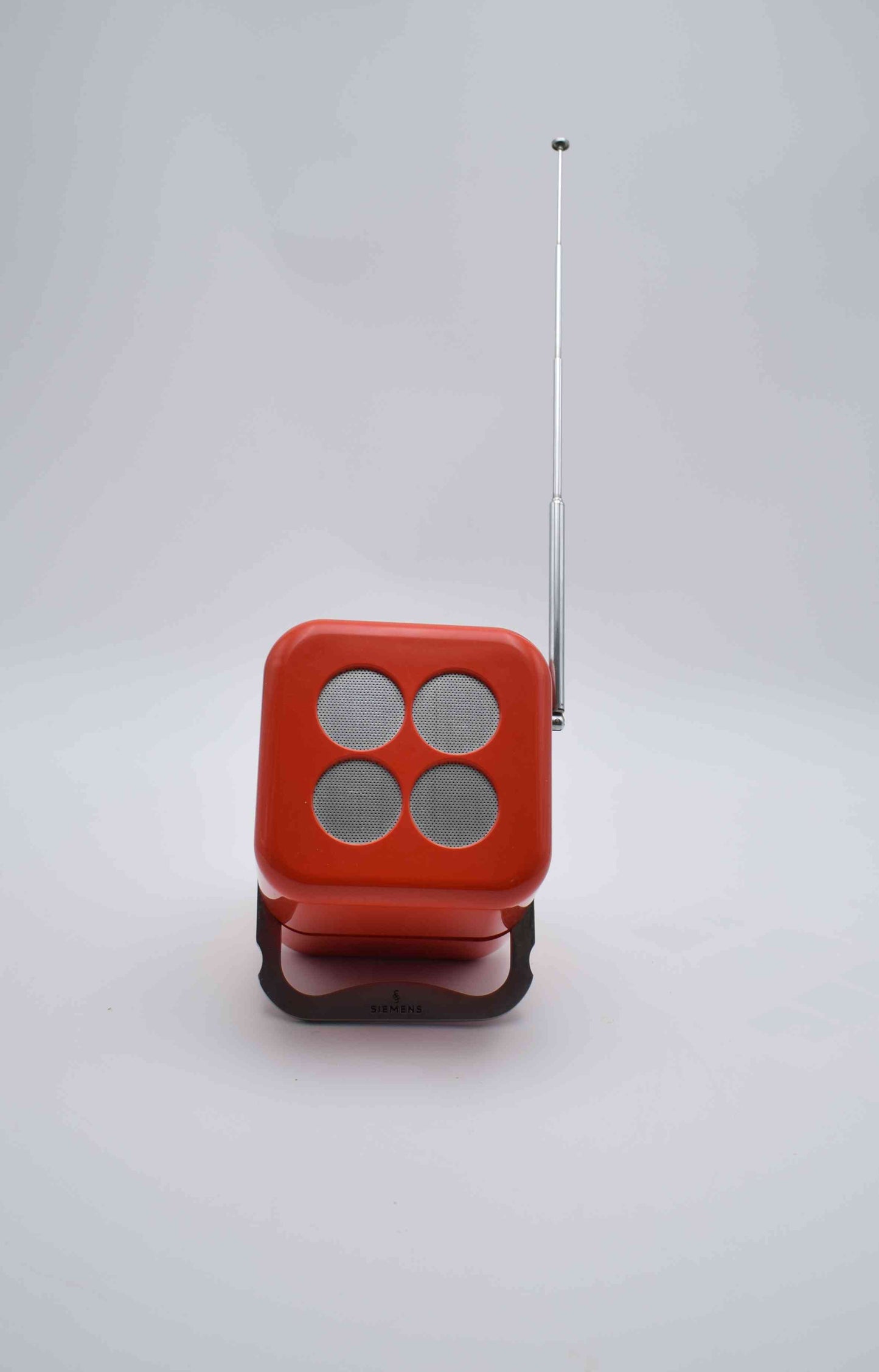 siemens radio, vintage radio, red cube radio, mario Bellini, toot a loop panapet, top design radio, space age design, Verner Panton, joe colombo, Charles Ray Eames, rabanne cardin dior, mid century radio, Eero Saarinen