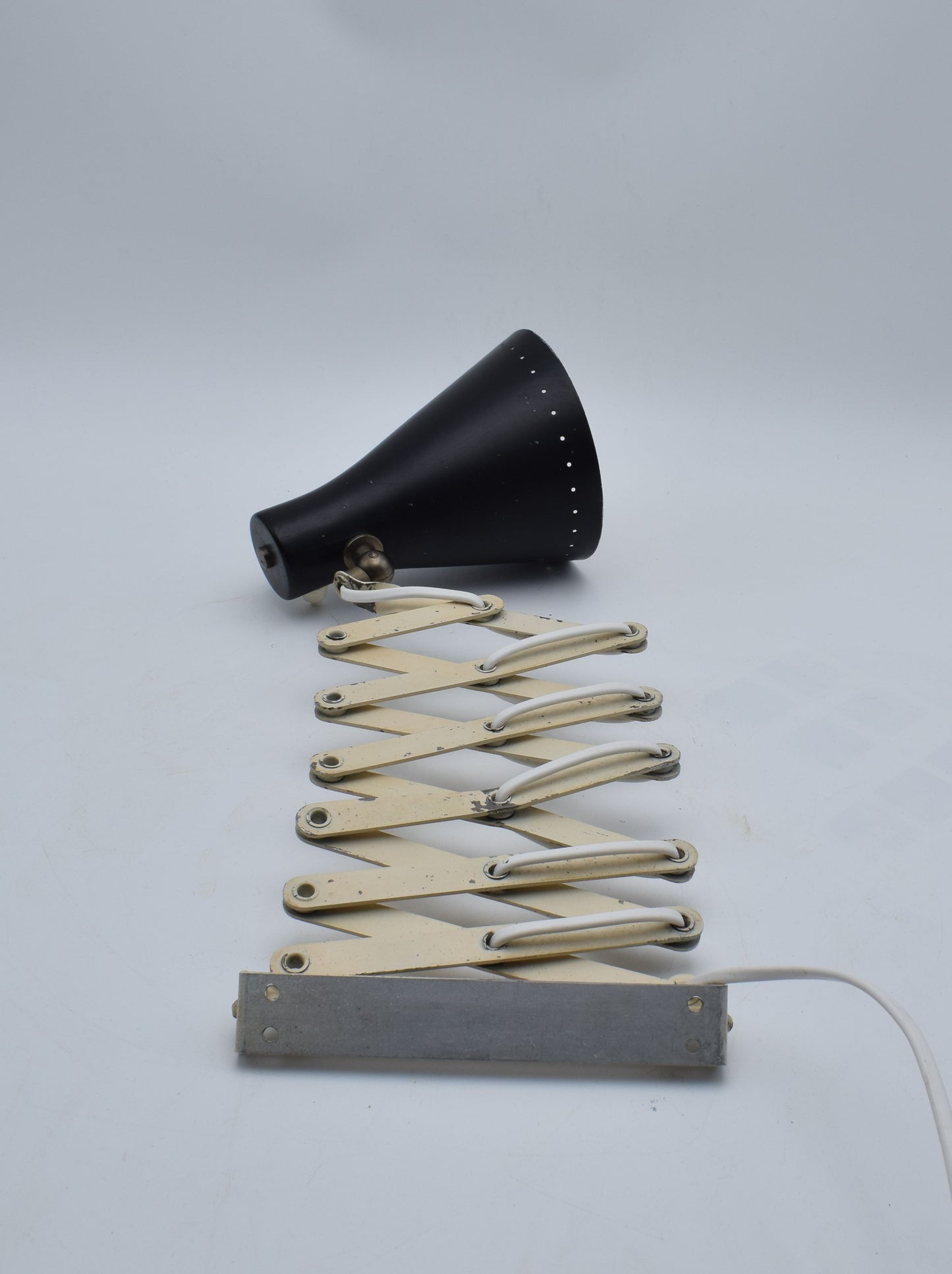 anvia dutch design, hala raak herda, industrial lamp, harmonica lamp, scissors lamp, zigzag wall lamp, green wall light, midcentury modern, office sconce, green sconces, bertoia miller eames, kalff rietveld, hoogervorst anvia