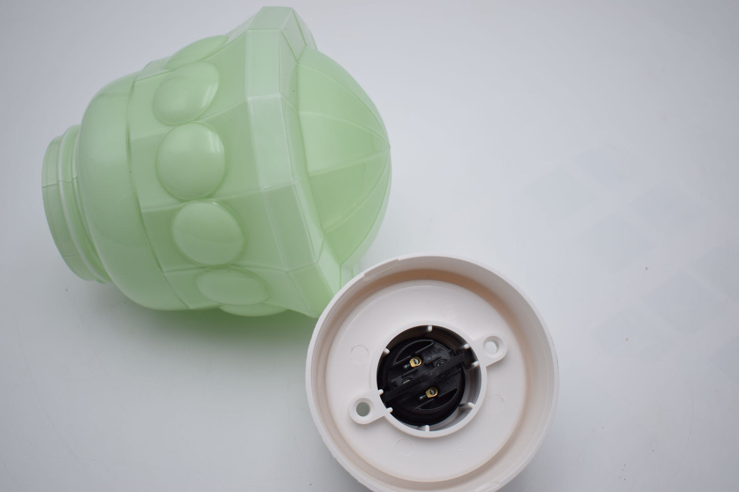 thabur lamp, art deco nouveau, french deco lamp, dutch glass, René Lalique, Le Corbusier, Jean Dunand, Sonia Delaunay, Chrysler new york, bauhaus, toilet light, bathroom lamp