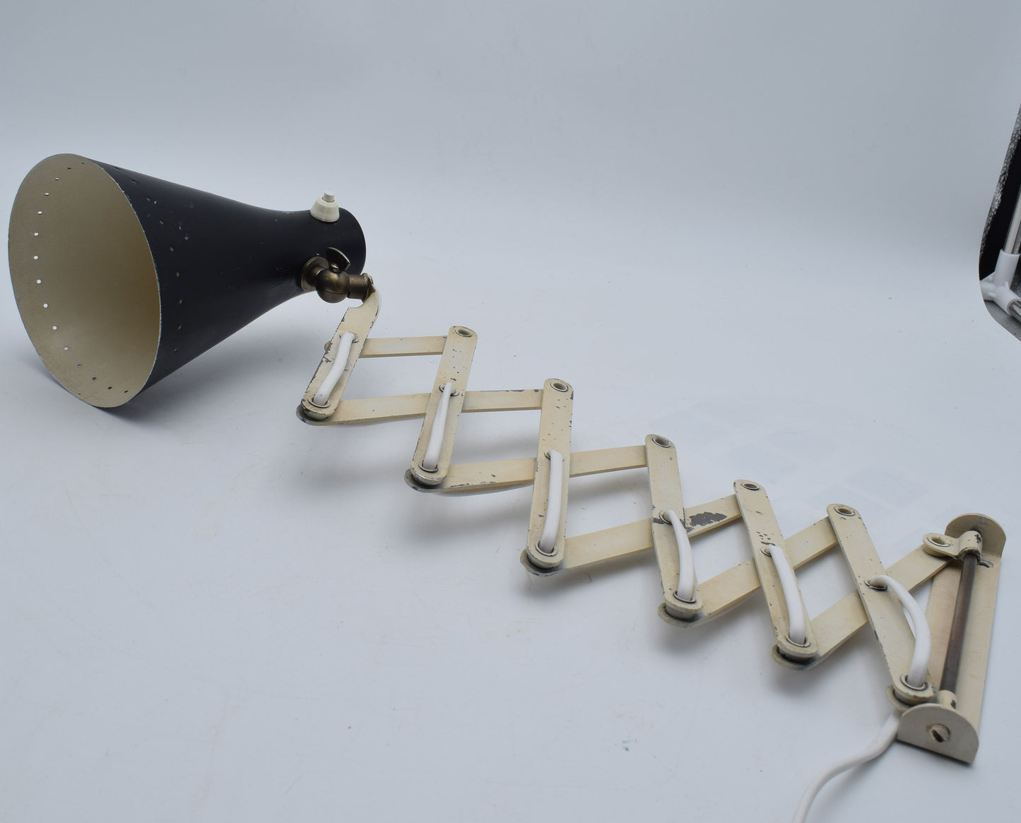 anvia dutch design, hala raak herda, industrial lamp, harmonica lamp, scissors lamp, zigzag wall lamp, green wall light, midcentury modern, office sconce, green sconces, bertoia miller eames, kalff rietveld, hoogervorst anvia