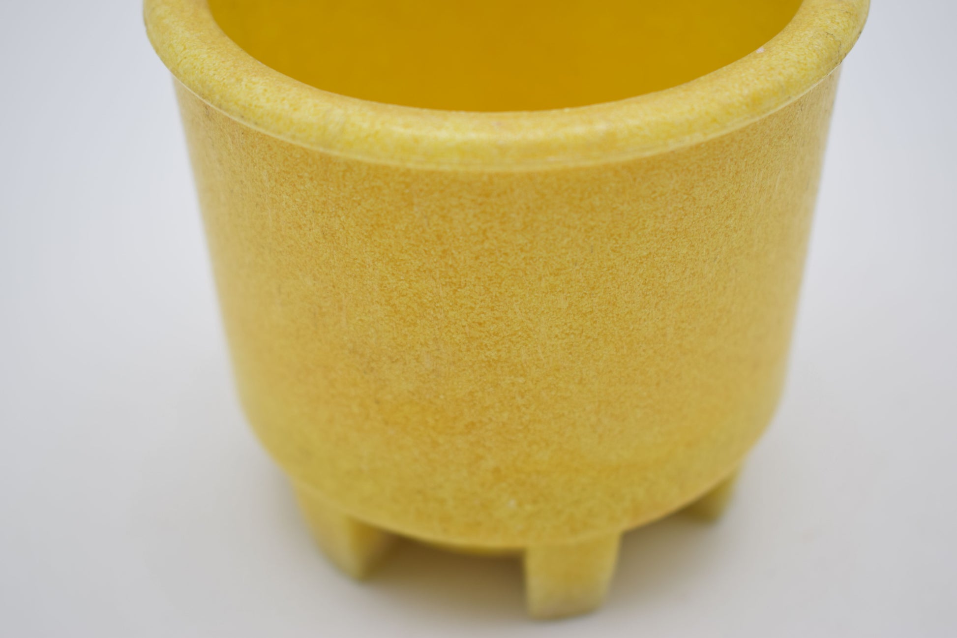 ad copier, cactus pot, flower pot, ceramic glass design, leerdam glass, 1950s graniver, art deco vase, presed glass, René Lalique, Dale Chihuly, Iittala glass, unica series, green yellow vase