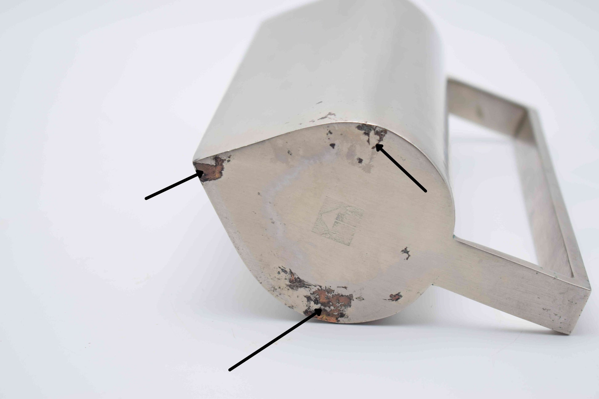 Giorgio Armani, carafe decanter, kitchen can, metal vase, armani casa, Kelly Wearstler, Martyn Bullard, rvs vase can, interior design, Philippe Starck, Marcel Breuer, Mies van der Rohe, modernist design