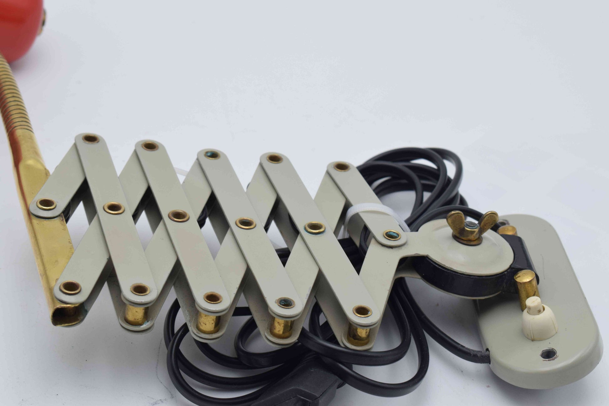 hala busquet, industrial sconces, colorfull wall lamp, pinocchio wall light, sciolari jielde, dutch design, scandinavian design, ikea fog morup, poulsen panton, dijkstra raak flos, stilnovo hillebrand, mid century modern, red sconce