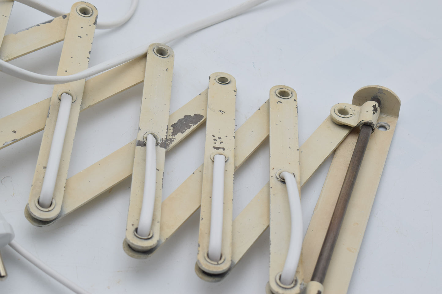 anvia dutch design, hala raak herda, industrial lamp, harmonica lamp, scissors lamp, zigzag wall lamp, green wall light, midcentury modern, office sconce, green sconces, bertoia miller eames, kalff rietveld, hoogervorst anvia