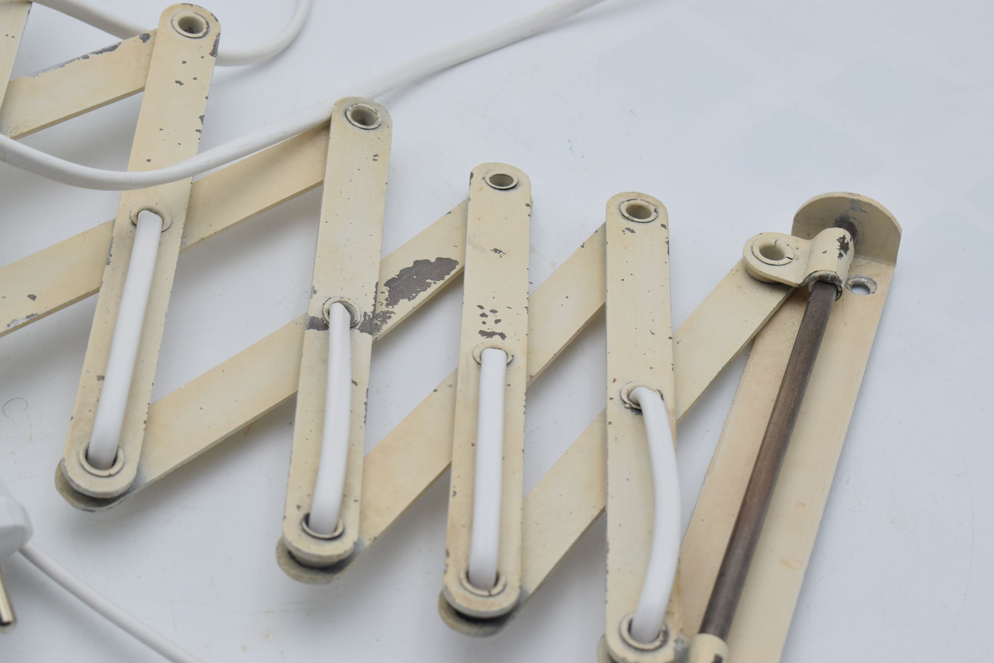 anvia dutch design, hala raak herda, industrial lamp, harmonica lamp, scissors lamp, zigzag wall lamp, green wall light, midcentury modern, office sconce, green sconces, bertoia miller eames, kalff rietveld, hoogervorst anvia