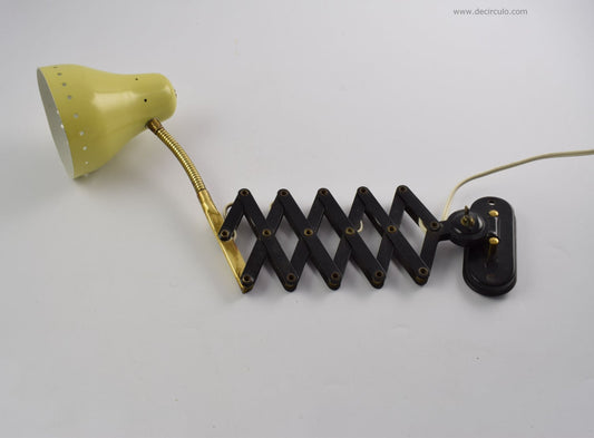 Antigua lámpara de pared de tijeras amarillas de los años 60 atribuida a la empresa holandesa Hala