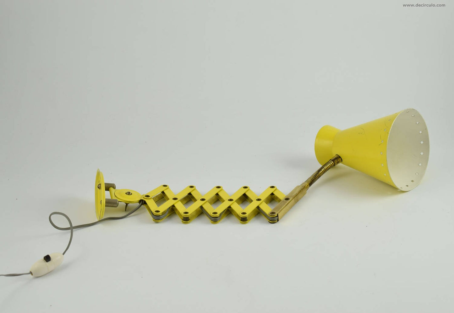 Lámpara de pared de tijera amarilla de los años 60 atribuida a la empresa holandesa Hala