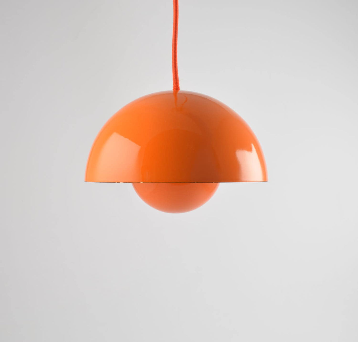 Maceta de acero esmaltada en naranja de Verner Panton para Louis Poulsen. Versión original en esmalte danés de los años 60.