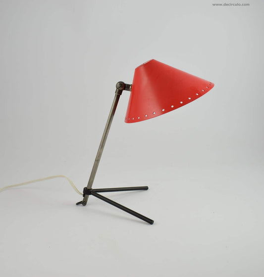 Lámpara de pared o sobremesa roja Pinocho diseñada en 1956 por H.Th.A. Busquet.