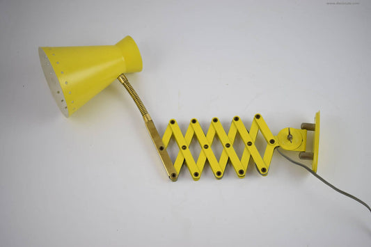 Gele schaarwandlamp uit de jaren 60 toegeschreven aan het Nederlandse bedrijf Hala