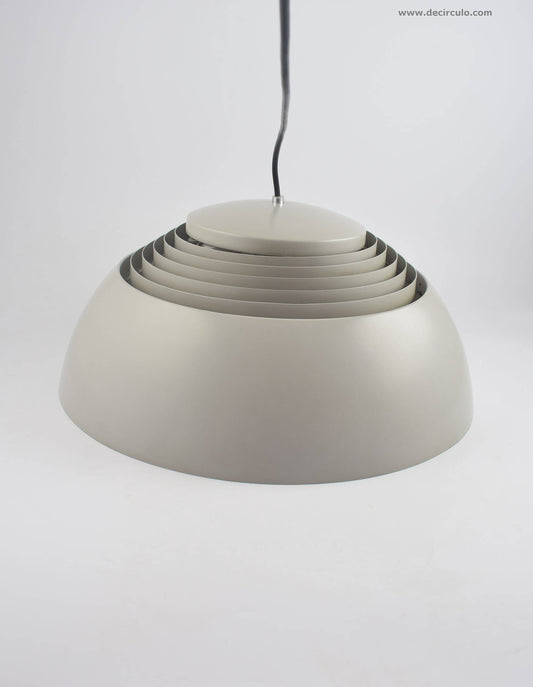 Lámpara de techo AJ Royal de Arne Jacobsen, para el fabricante danés Louis Poulsen, conocido como AJ Royal Pendant