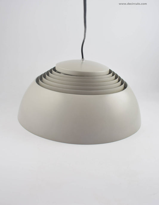 Arne Jacobsen AJ Royal plafondlamp, voor de Deense fabrikant Louis Poulsen, bekend als AJ Royal Pendel