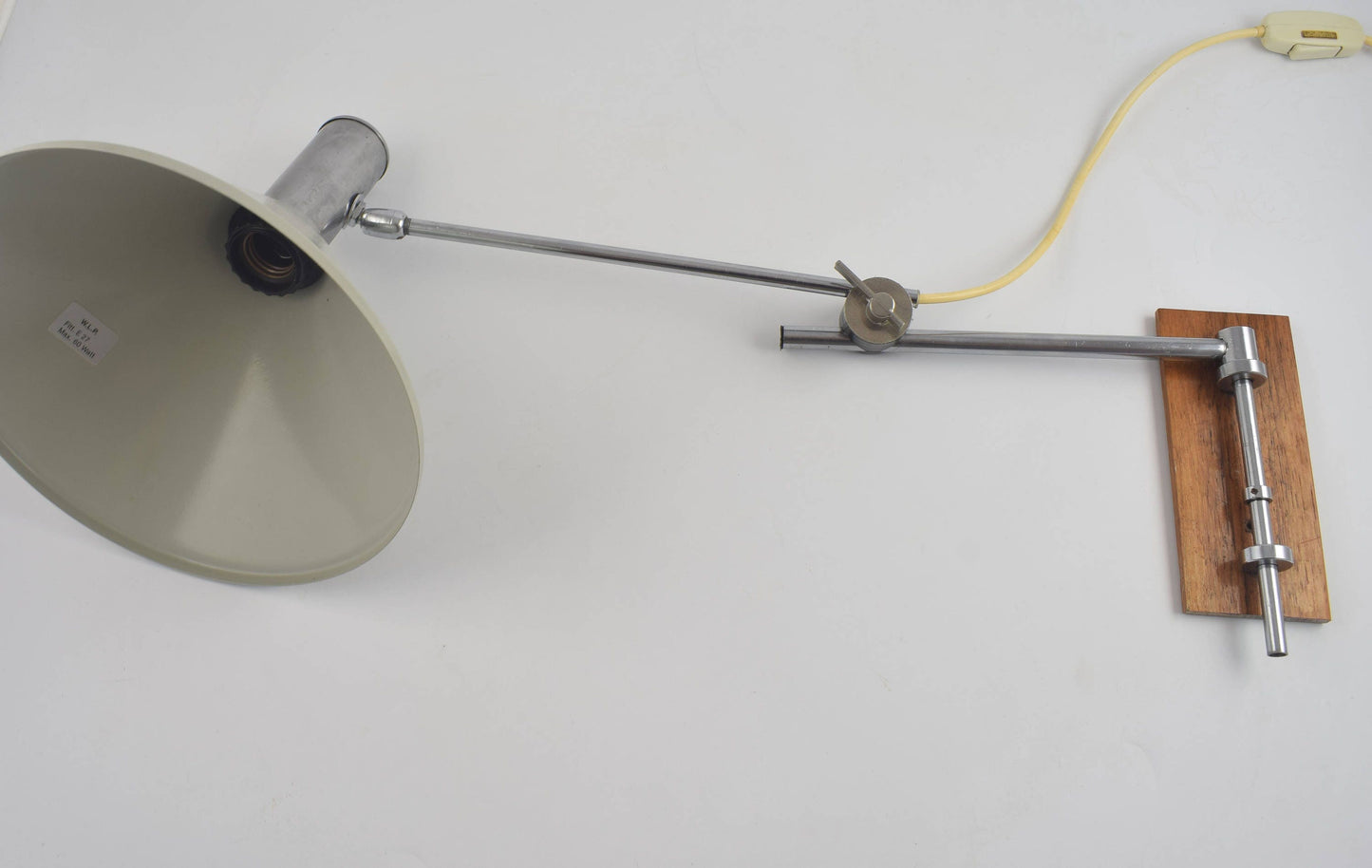 Chroom en grijze aluminium wandlamp, Verstelbare zilverkleurige armlamp uit de jaren 60