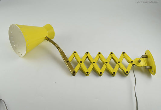 Aplique de tijera. Lámpara de pared vintage tipo tijera amarilla de los años 60.