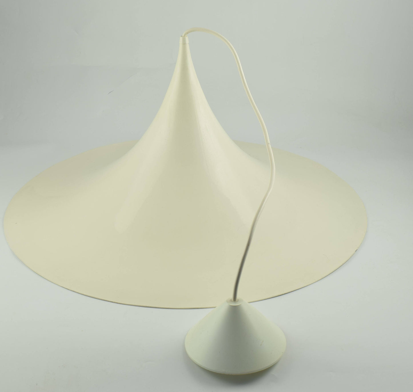 lámpara de sombrero de bruja o trompeta, lámpara colgante grande de aluminio de metal blanco