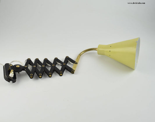 Aplique de tijera. Lámpara de pared vintage con forma de tijera amarilla de los años 60 atribuida a la firma holandesa Hala