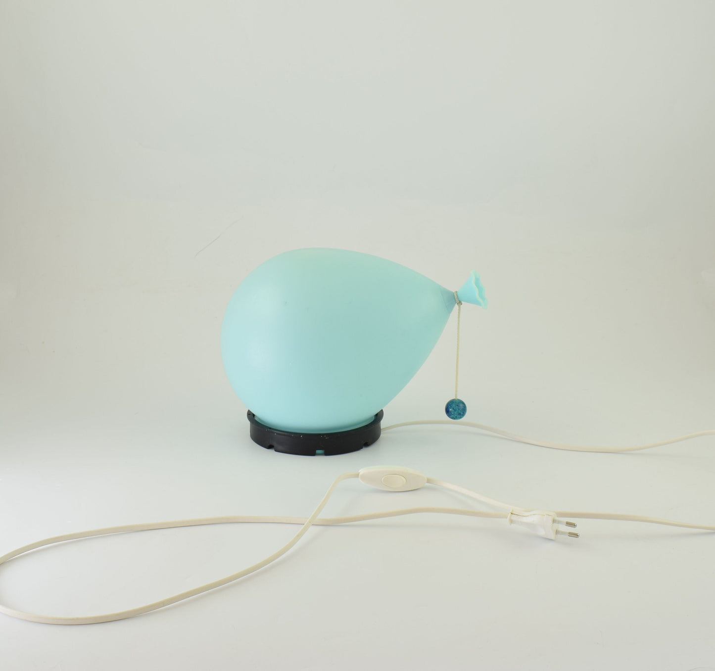 Lámpara globo azul diseñada por Yves Christin para bilumen, versión más pequeña