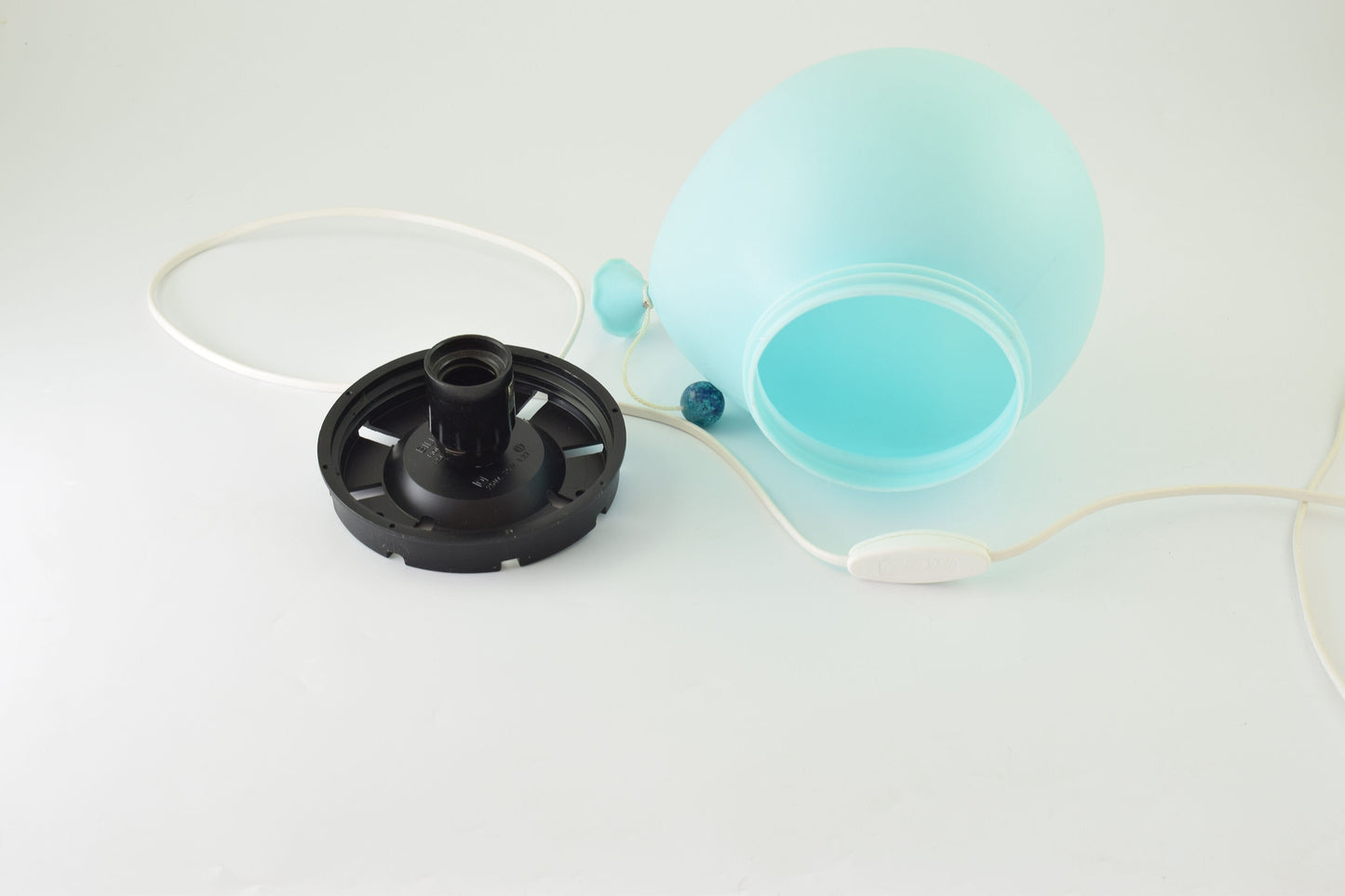Blauwe ballonlamp ontworpen door Yves Christin voor bilumen, kleinste versie