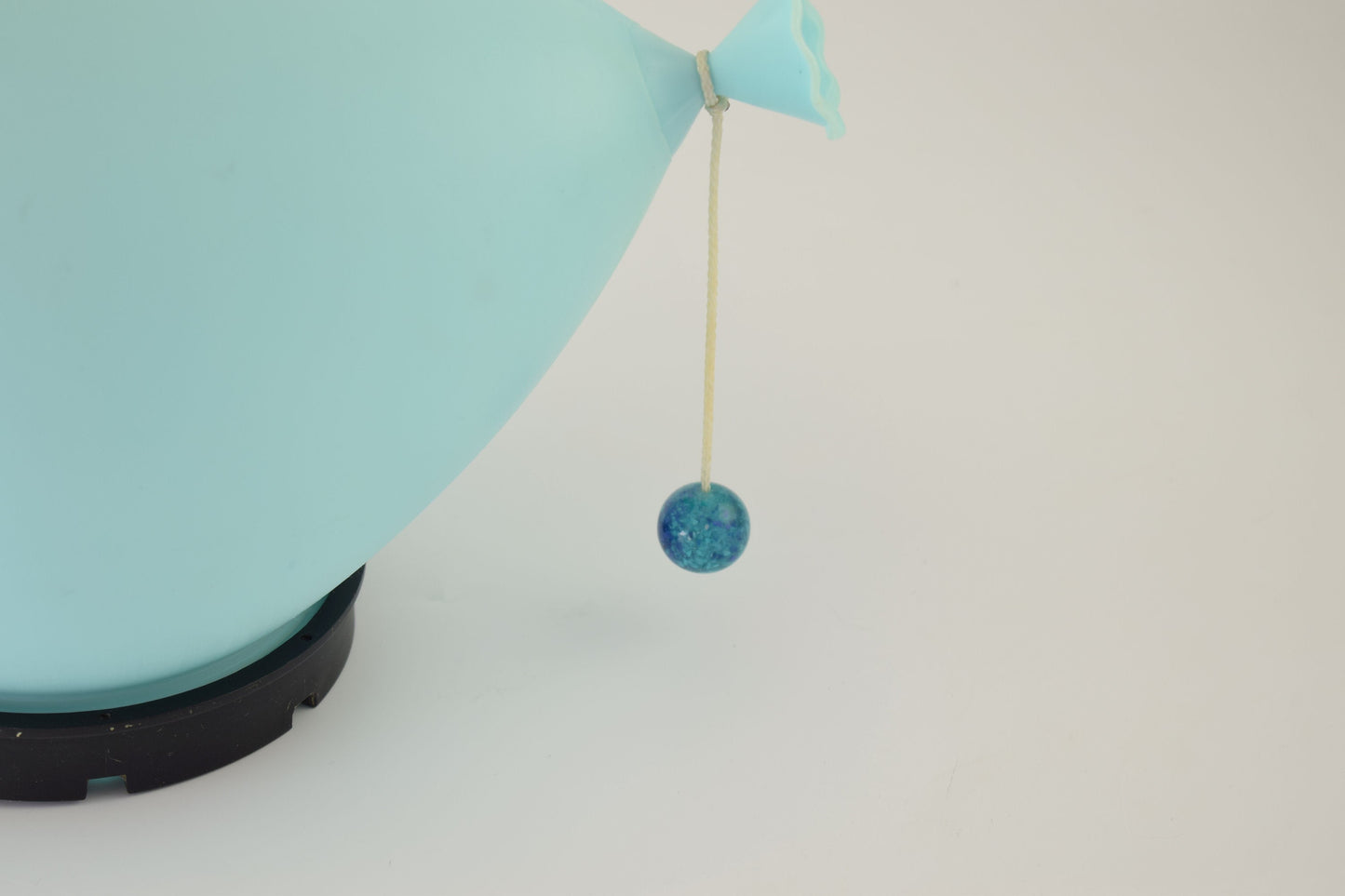 Blauwe ballonlamp ontworpen door Yves Christin voor bilumen, kleinste versie