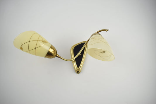 Apliques de mediados de siglo, apliques de latón con copas de cristal de los años 50.