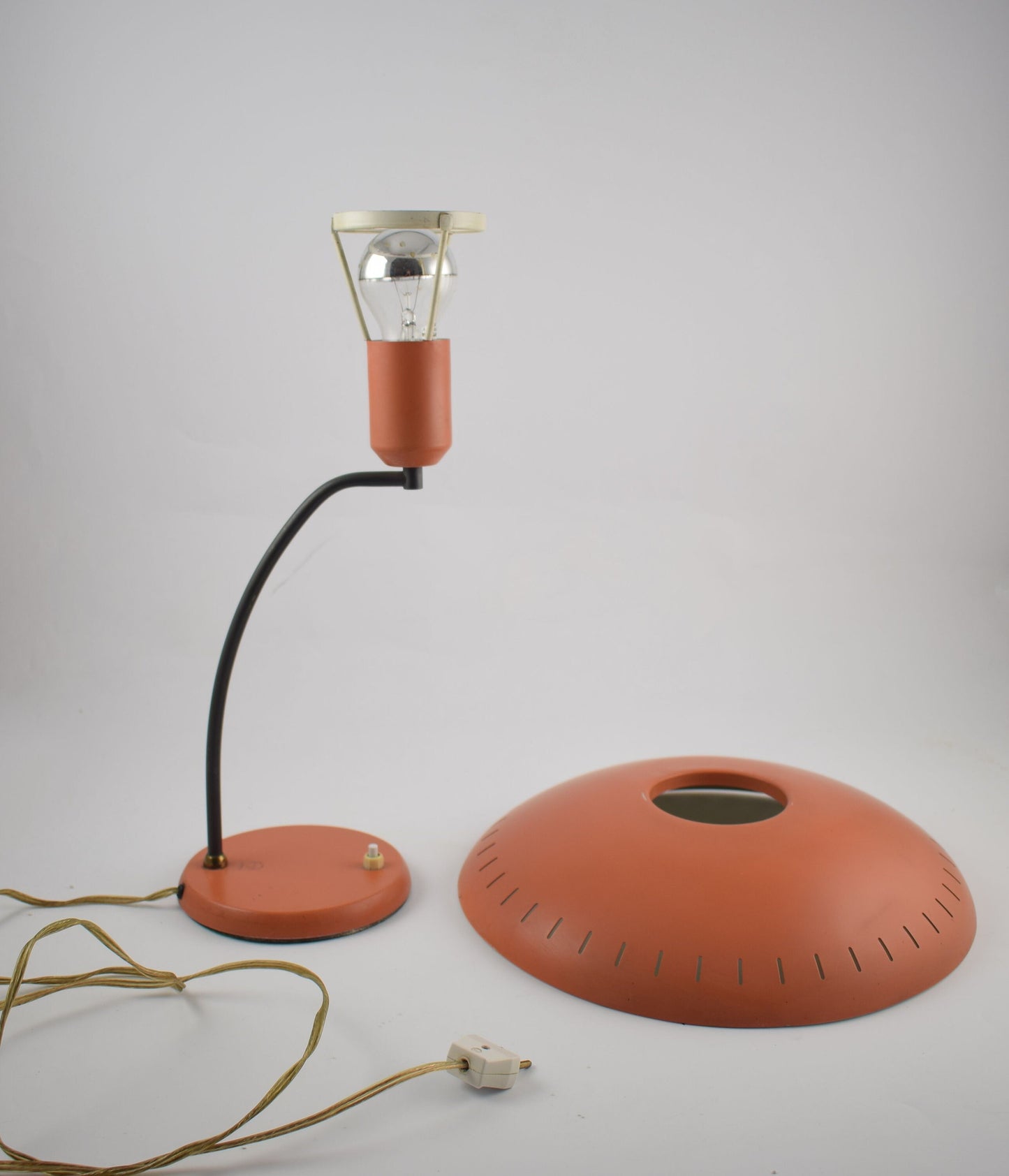Louis Kalff zalmkleurige tafellamp Philips industrieel design icoon uit de jaren 50 en 60