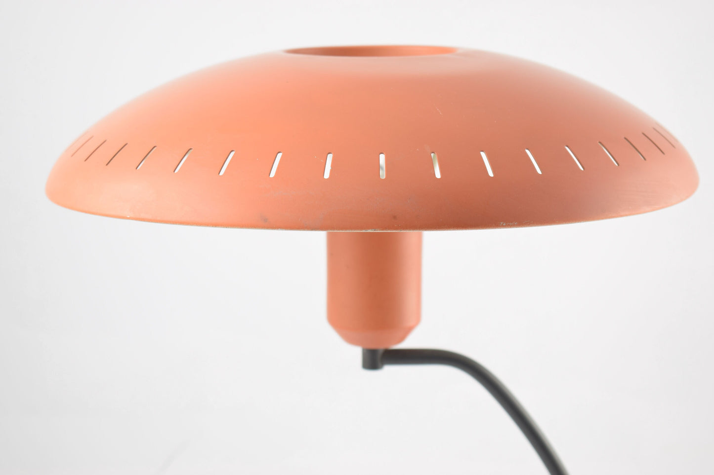 Louis Kalff zalmkleurige tafellamp Philips industrieel design icoon uit de jaren 50 en 60